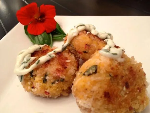 Крабовые слайдеры с базиликовым айоли