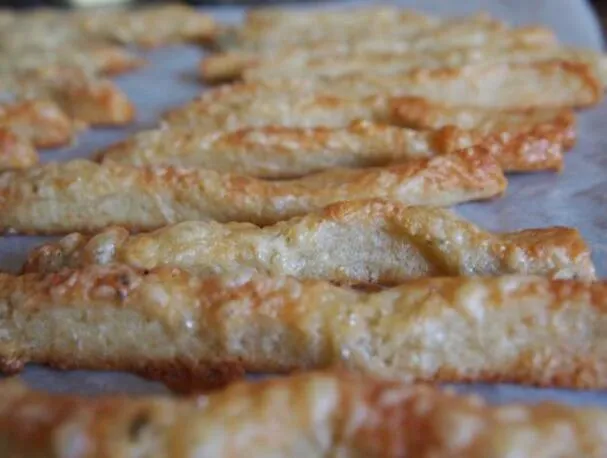 Хрустящие сырные палочки с пармезаном