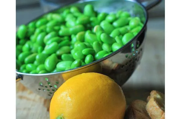 Эдамамэ на кростини с лимоном Мейера и шисо