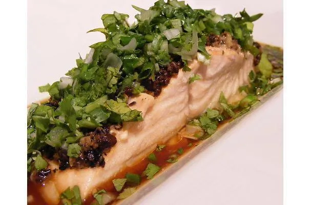 Свежий салат с лососем