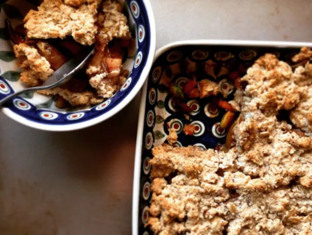 Фруктовый крамбл с грушей и фисташками