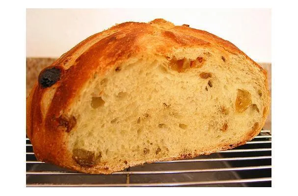 Золотистый изюмный хлеб