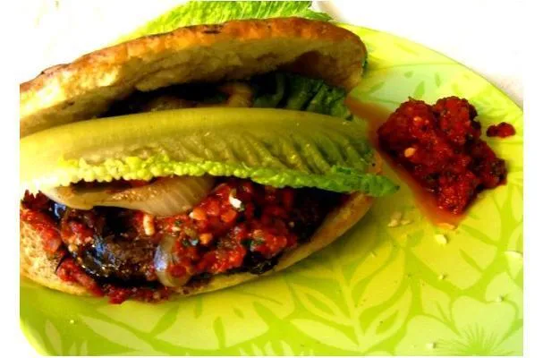 Грибные бургеры с жареными перцами и томатами