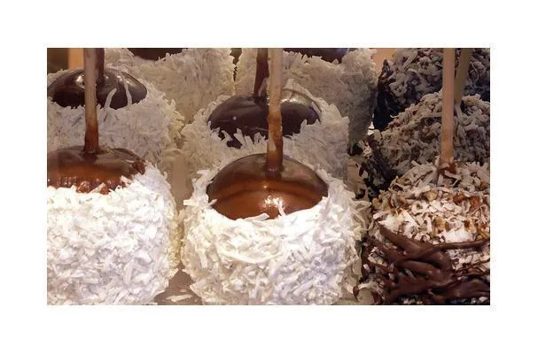 Яблоки в карамели на палочке