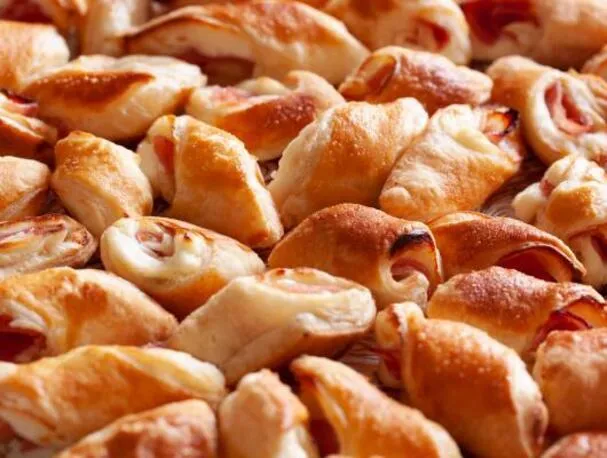 Закуски из ветчины и сыра в слоеном тесте