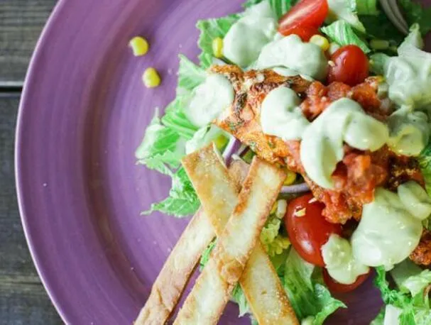 Здоровый и острый рыбный салат-тако