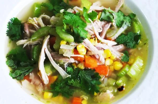 Сытный суп из курицы и жареной кукурузы