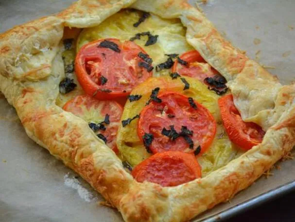 Капрезе галет с помидорами