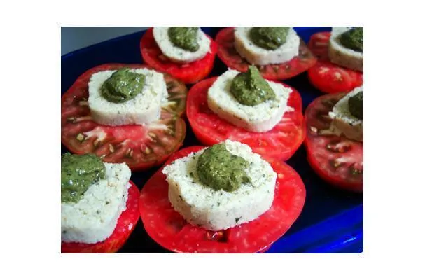 Наследственные помидоры с миндально-базиликовым ореховым сыром и базиликовым песто