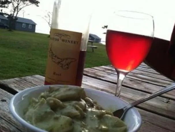 Окунь острова, тушенный в пряном зеленом карри-соусе, вдохновленный островом Принца Эдуарда