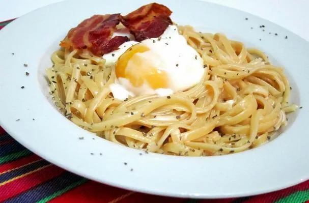Лингвини в сливочном соусе с яйцами пашот и беконом