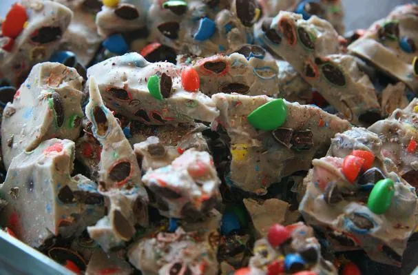 Шоколадный батончик с белой шоколадной крошкой M&M