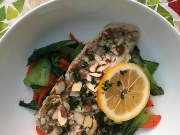 Запеченный минтай в миндальной корочке с тушеным бок-чой и болгарским перцем