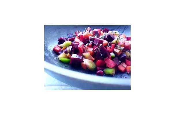 Смешанный овощной салат с розмарином и сумахом