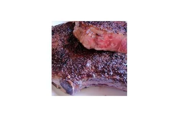 Жареные стейки рибай с соусом из каперсов