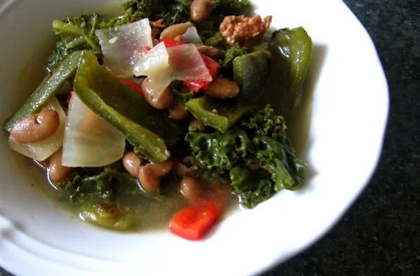 Фасоль пинто, жареный перец и суп из капусты