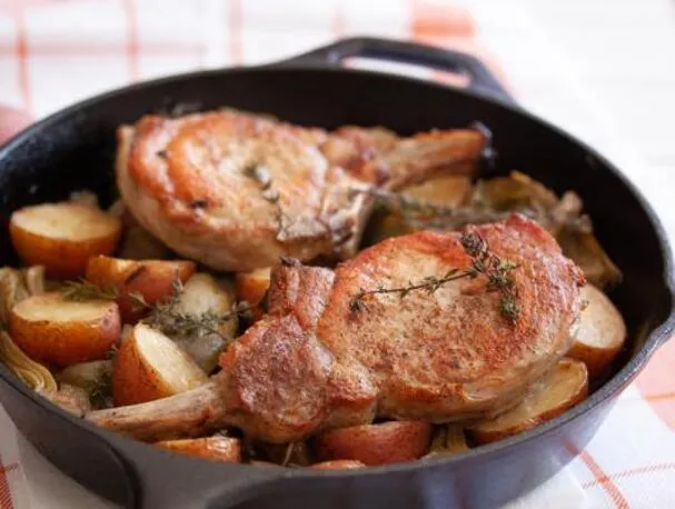 Свиная отбивная с артишоками и картофелем