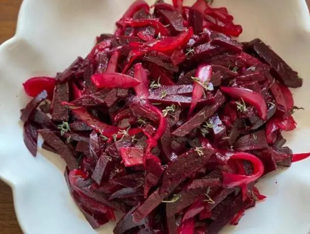 Салат из жареной свеклы и лука