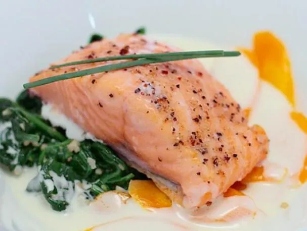 Конфи из лосося с соусом из лемонграсса