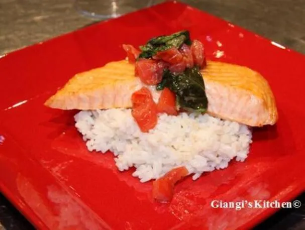 Филе лосося в соусе из базилика с рисом и маслом