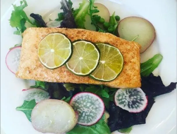 Филе лосося с молодыми зелеными листьями