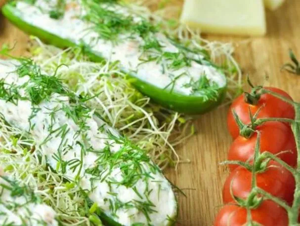 Копченый лосось с огурцом и сливочным сыром