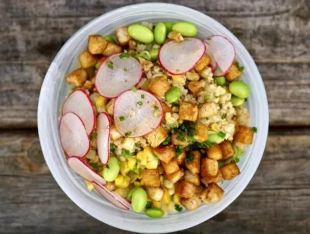 Дымящаяся чаша с суперзерном из проса с хрустящим тофу