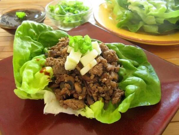 Острые индейки в листьях салата с зеленым яблоком и масляным салатом