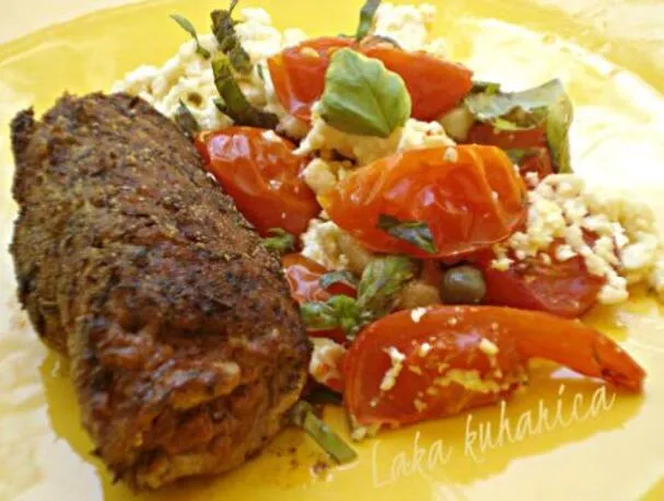 Стейки с песто, помидорами и сыром фета