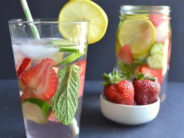 Освежающий напиток из клубники и огурца
