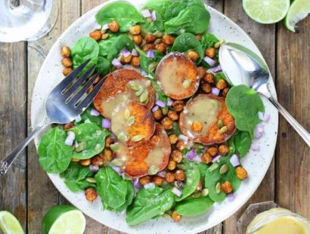 Картофельный салат с нутом и заправкой из чеснока, лайма и кленового сиропа