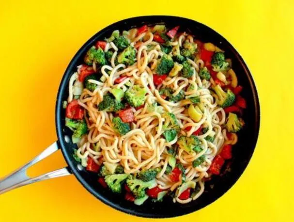 Лапша удон с пикантным соусом из арахисового масла