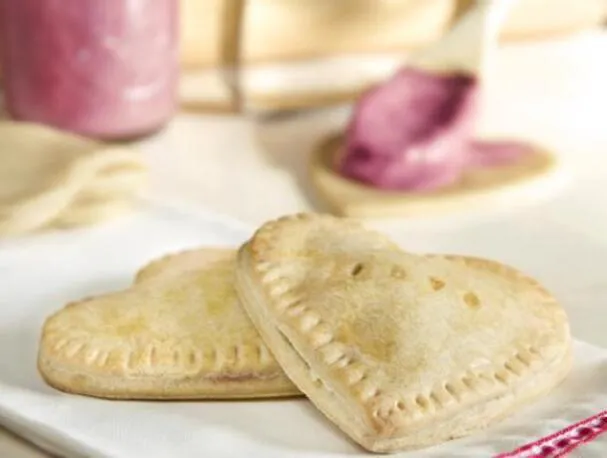 Белые шоколадные пирожки с вишней