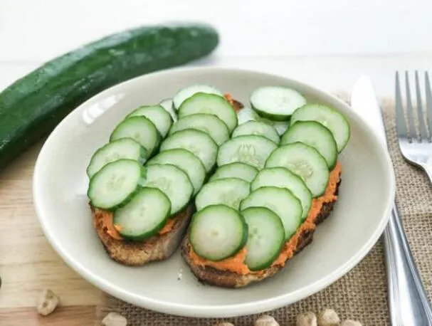 Хлеб из цельного зерна с хумусом и огурцом