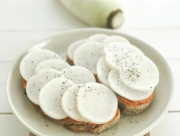 Цельнозерновой хлеб с хумусом и редисом