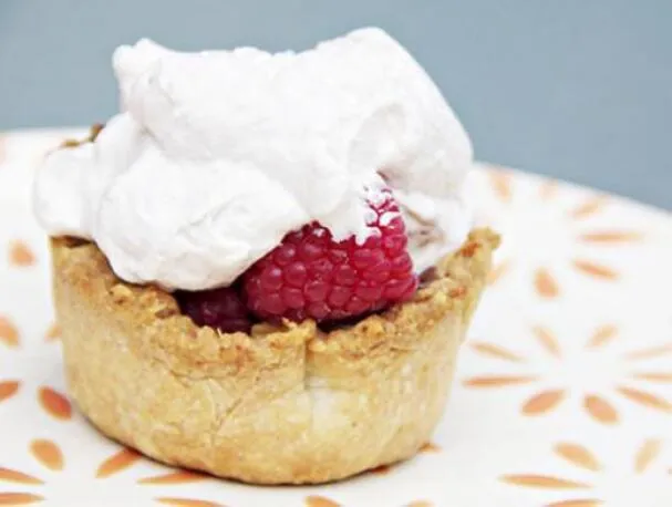 Шоколадные мини-пироги с ягодами