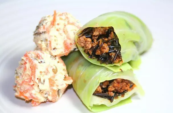 Калифорнийский дикий рис и говядина, завернутые в капусту с хрустящим сыром рикотта