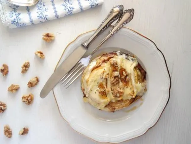 Капустные ломтики с камамбером, запечённые под сыром