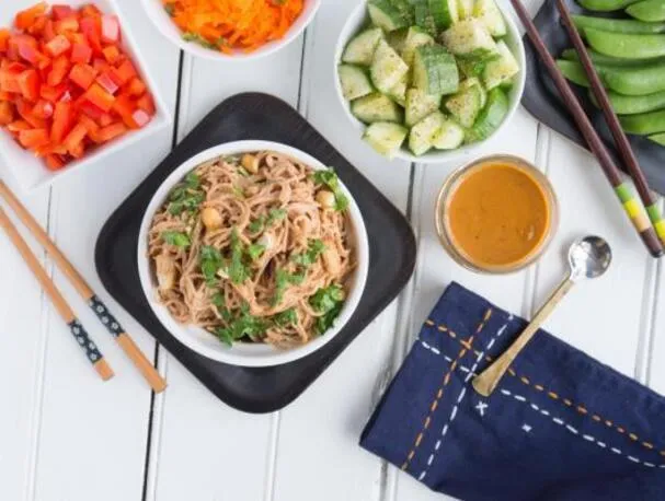 Ореховый салат с лапшой и овощами