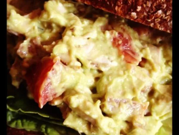 Куриный салат с авокадо, копчёным беконом и томатами