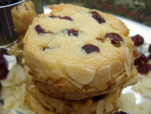 Миндальное и клюквенное песочное печенье